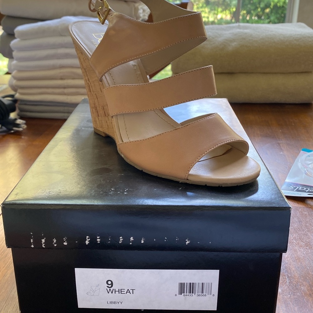 BCBG Paris “Libbyy” wedges